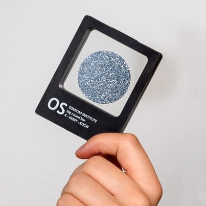 Osmium Disk in der Hand – kristallines Edelmetall wie von der Kleinen Zeitung beschrieben